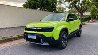 Jeep Avenger Longitude 2027 na cor verde vibrante, fotografado em ângulo frontal, destacando a grade de sete fendas, os faróis de LED, o para-choque robusto e as rodas de liga leve.
