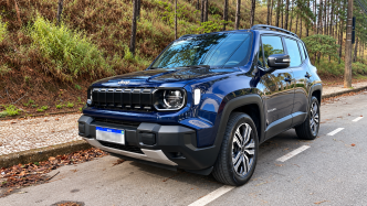 Jeep Renegade Longitude MHEV azul, com motor híbrido de 176 cv, fotografado de frente e de lado em estrada arborizada.