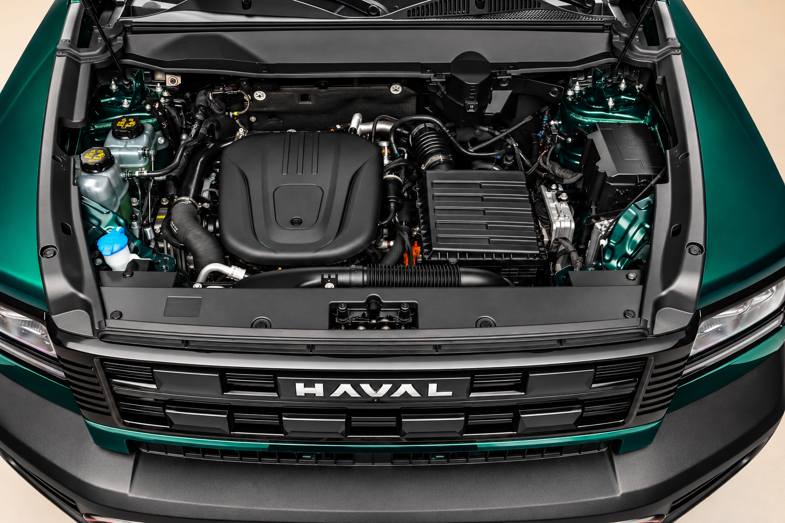 Compartimento do motor do GWM Haval H7 híbrido plug-in flex, com capô aberto, mostrando o motor 1.5 turbo flex, componentes mecânicos, sistema de admissão de ar e grade frontal preta com logotipo HAVAL.