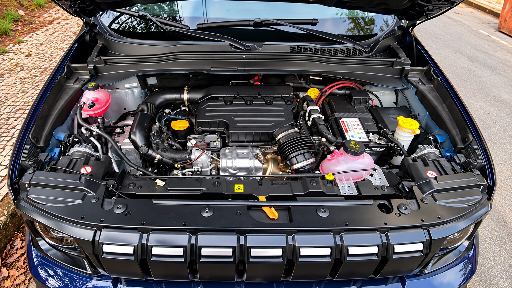 Compartimento do motor do novo Jeep Renegade Longitude MHEV, com propulsor 1.3 turboflex de 176 cv e tecnologia híbrida leve de 48V.