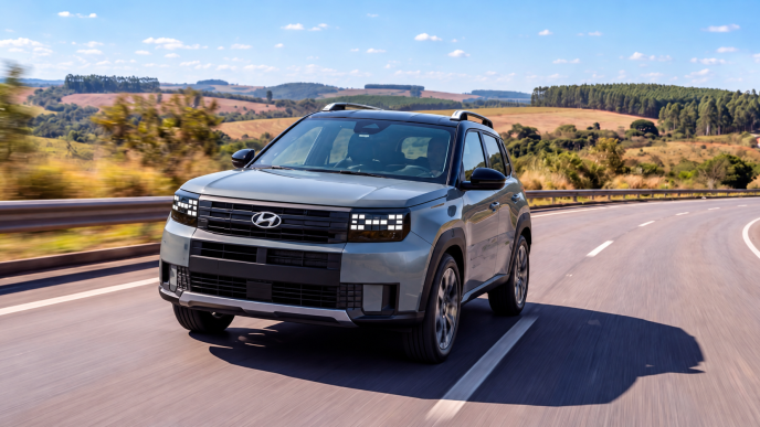 Novo Fiat Argo X cinza circula em rodovia durante etapa de testes e validação antes do lançamento no Brasil.