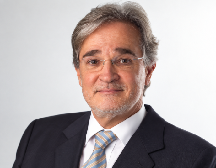 Paulo Camillo Penna de paletó e gravata