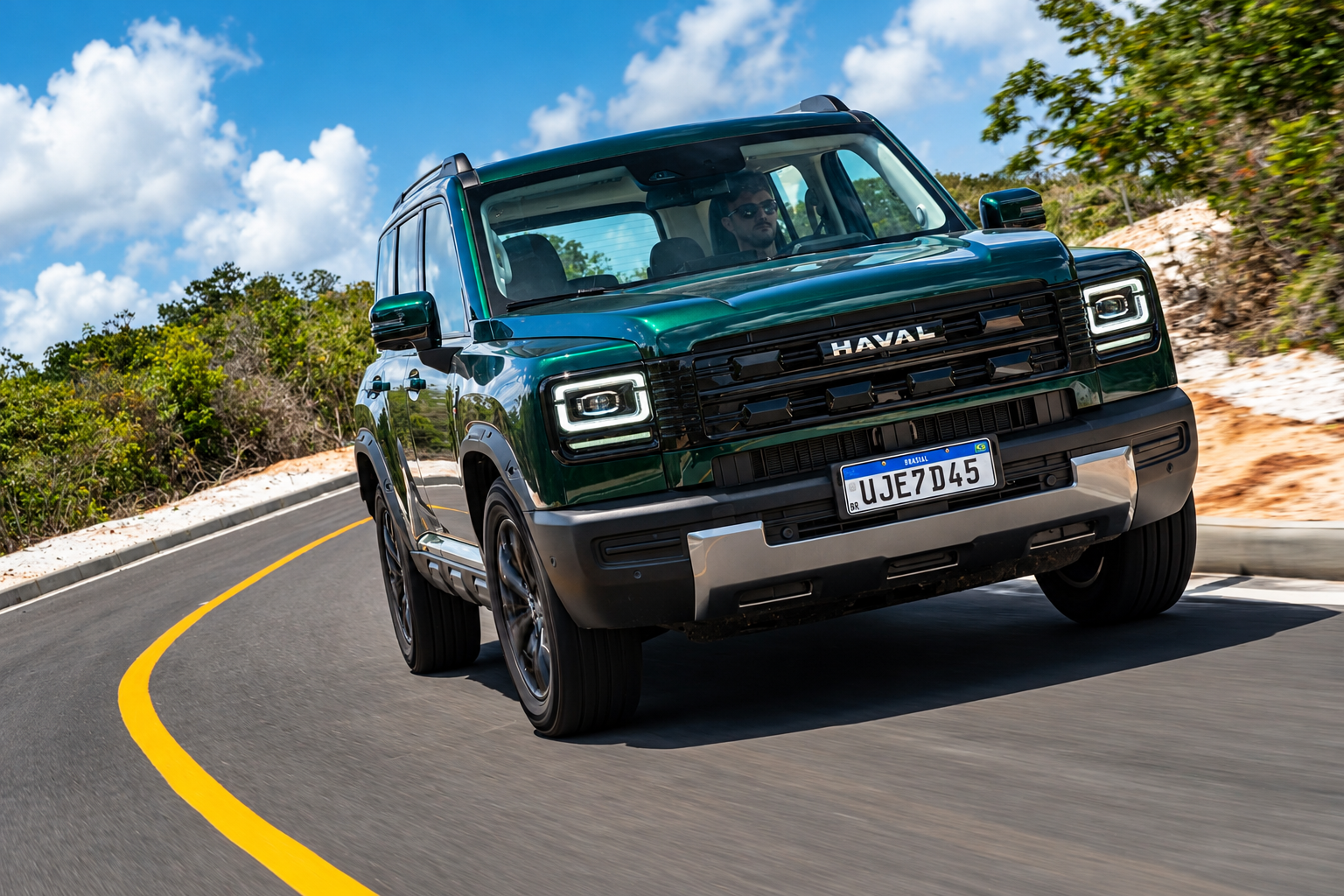 GWM Haval H7 híbrido plug-in flex na cor Verde Tijuca, visto de frente e lateral, com grade robusta, faróis de LED e rodas pretas, estacionado em resort tropical com palmeiras ao fundo.