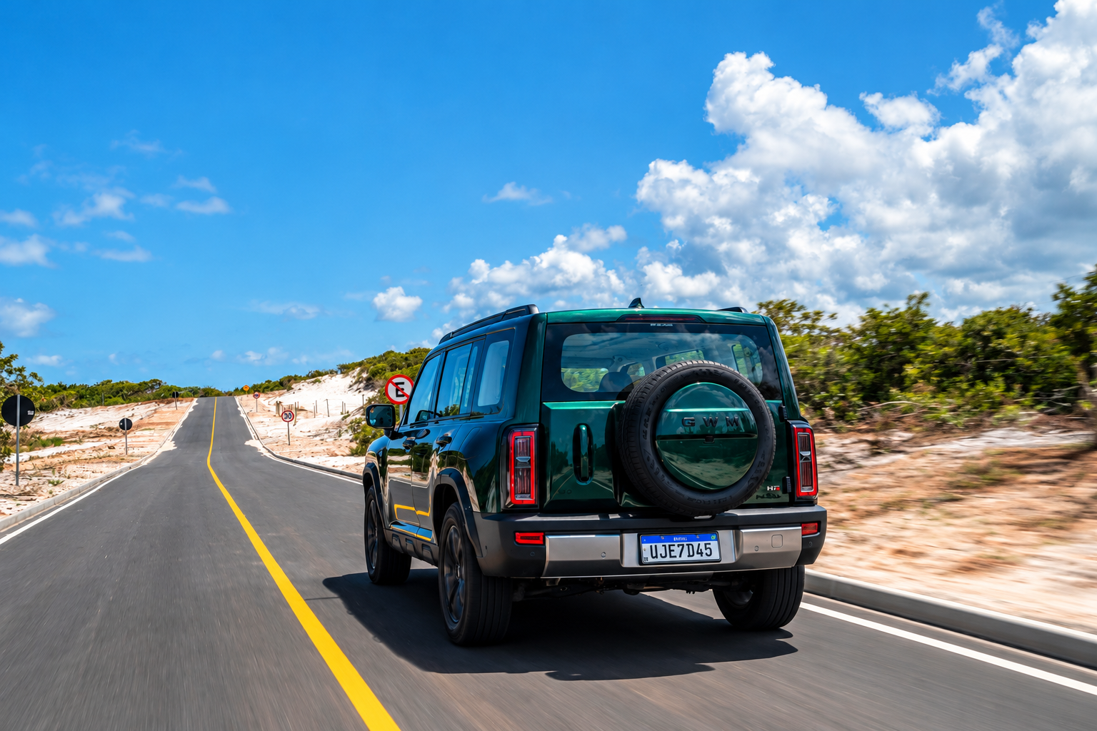 GWM Haval H7 híbrido plug-in flex na cor Verde Tijuca, fotografado pela traseira em movimento, destacando lanternas verticais de LED, estepe externo fixado na tampa do porta-malas, rodas pretas e carroceria robusta.