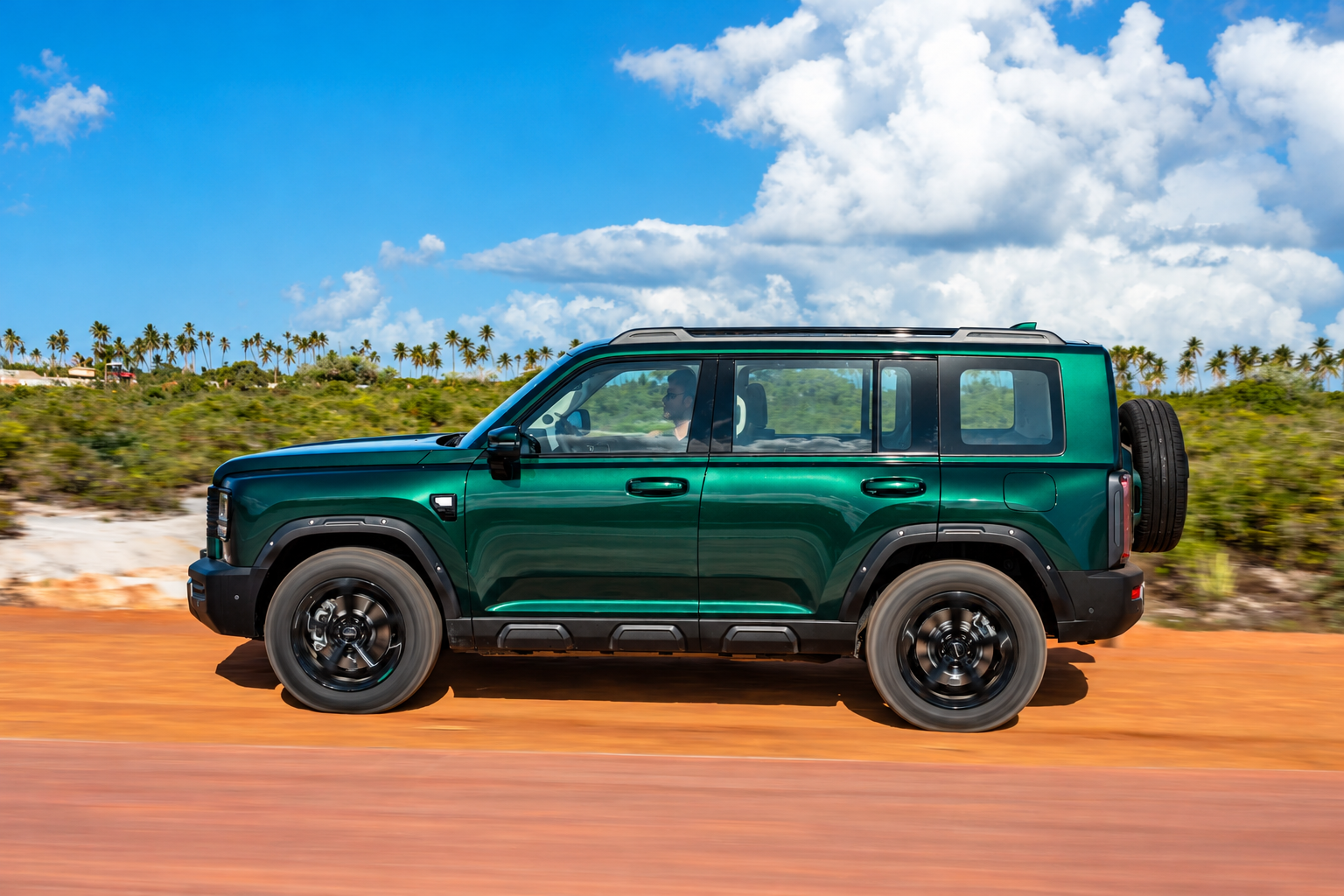 GWM Haval H7 híbrido plug-in flex na cor Verde Tijuca, visto de perfil em movimento, destacando carroceria de linhas retas, rodas pretas de 19 polegadas, rack de teto e estepe fixado na traseira.