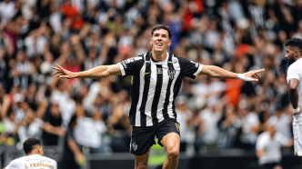 Thiago Borbas comemora com os braços abertos diante da torcida do Atlético na Arena MRV, após a virada sobre o Santos.