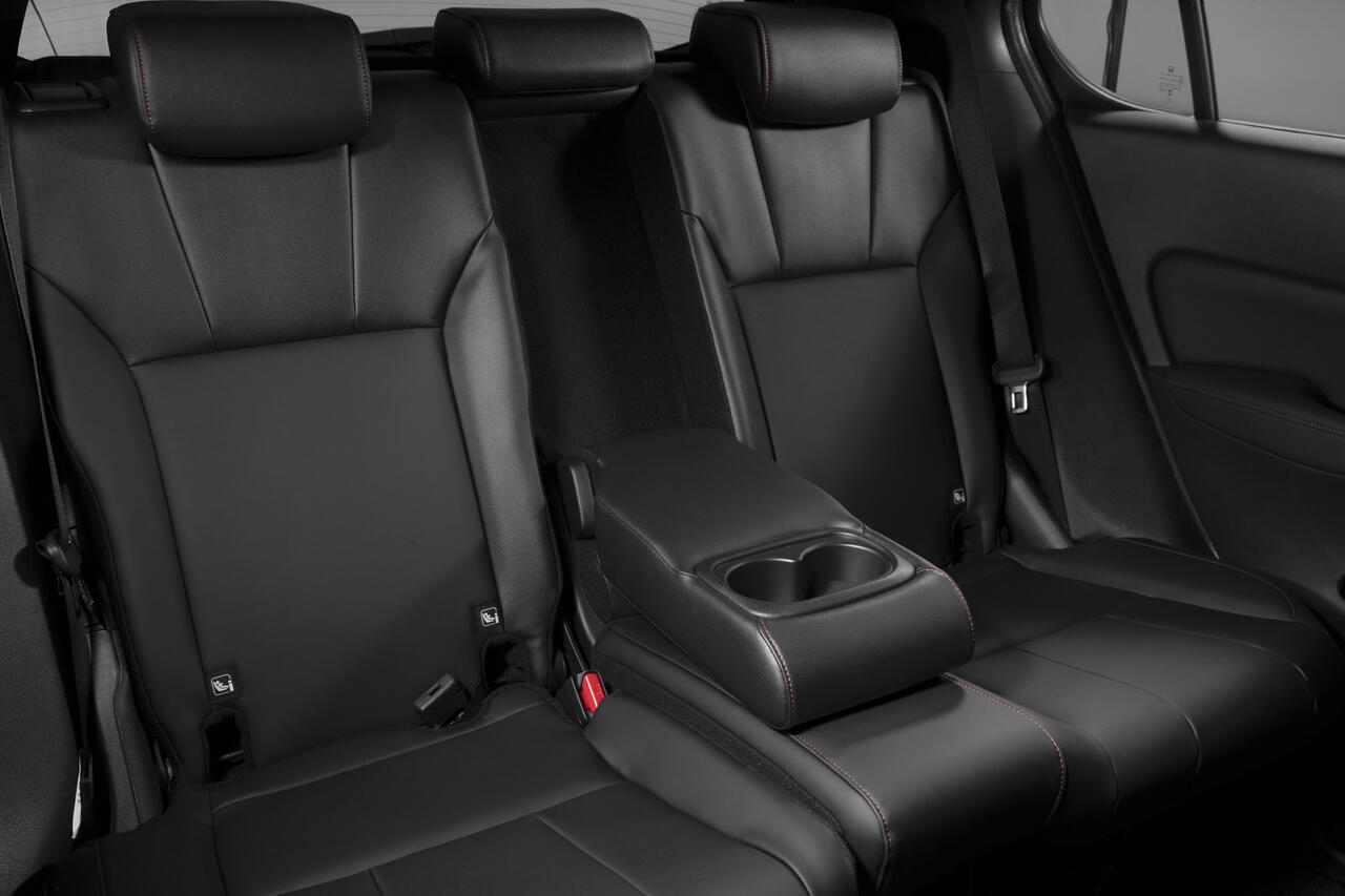 Bancos traseiros do Honda City Hatchback RS 2027 com revestimento preto, costuras vermelhas, três apoios de cabeça e apoio de braço central com porta-copos.