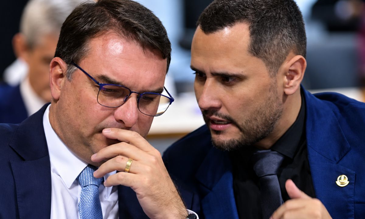 Cleitinho pede a Flávio Bolsonaro revisão da dívida de Minas