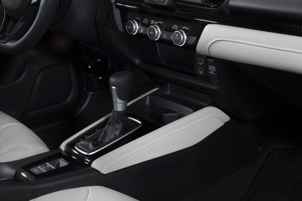 Console central do Honda City 2027 com câmbio automático CVT, ar-condicionado digital de duas zonas, freio de estacionamento eletrônico e acabamento em dois tons.