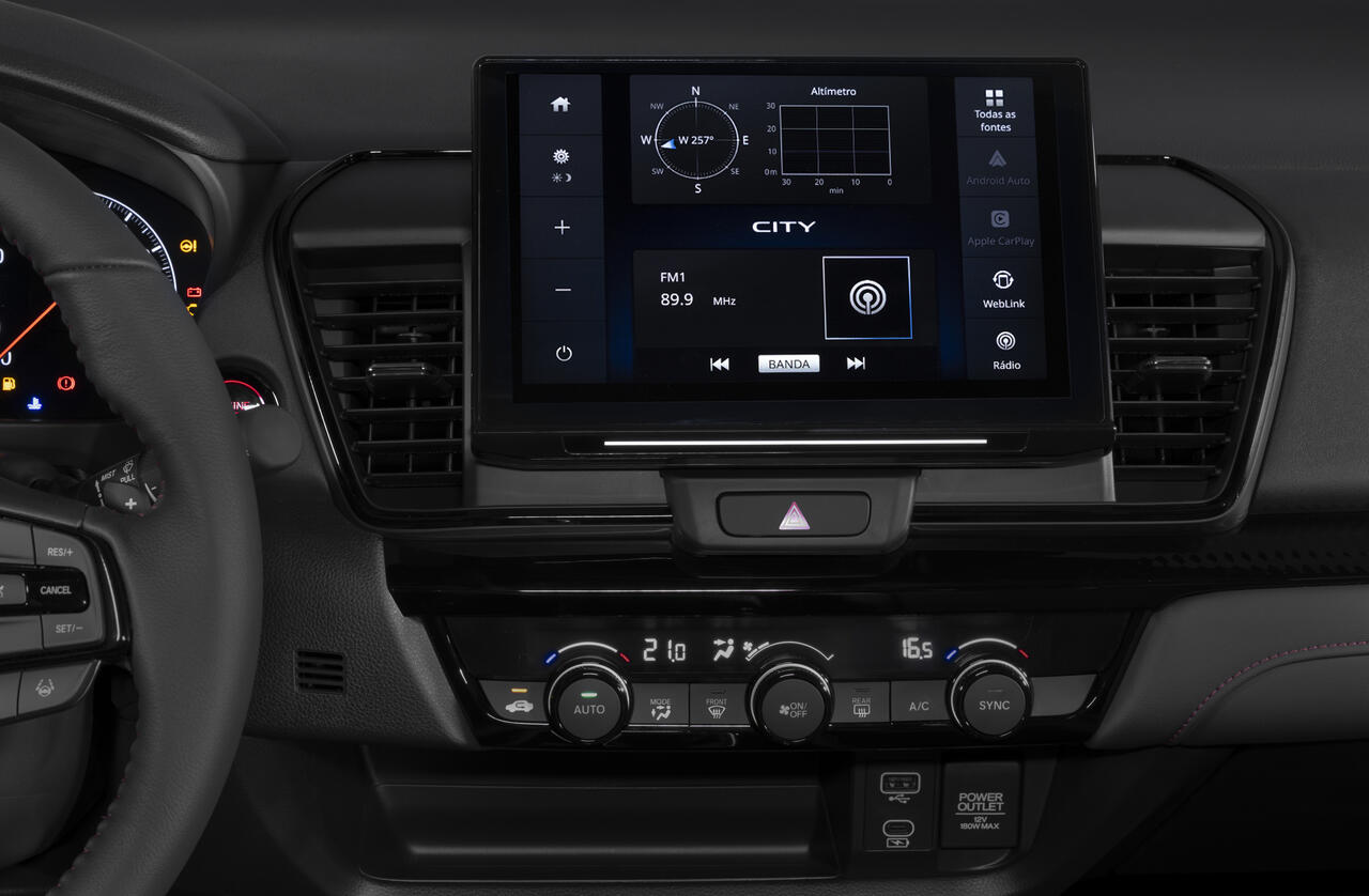 Detalhe da central multimídia de 10 polegadas do Honda City 2027, com tela touchscreen, Android Auto, Apple CarPlay e comandos digitais, integrada ao painel com ar-condicionado digital.