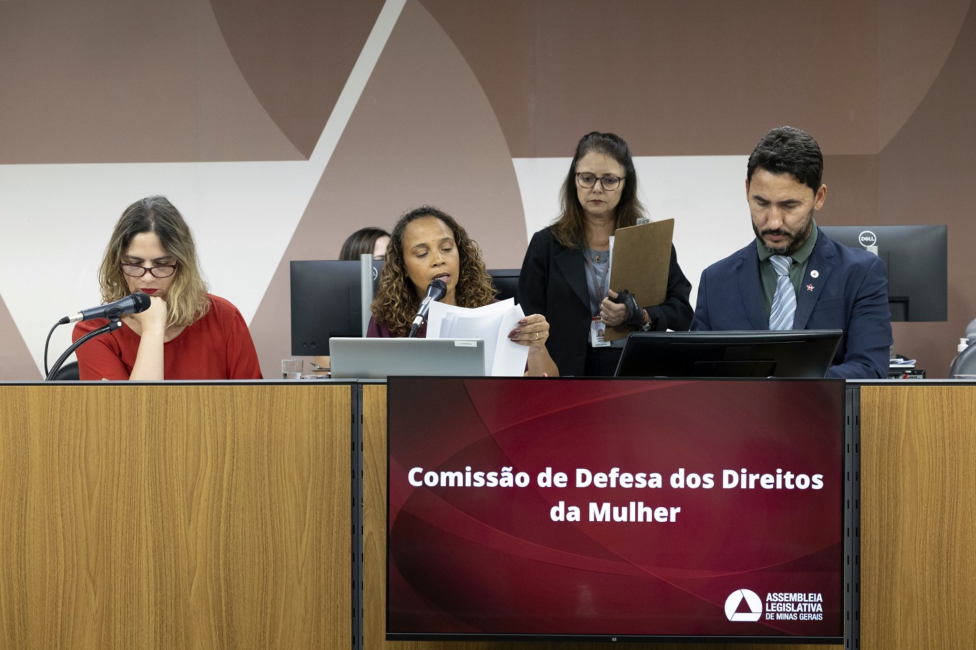 Avança na Almg projeto que prevê vagão exclusivos para mulheres